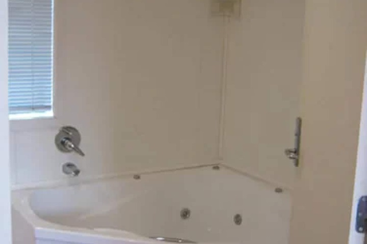 Deep soaking bathtub