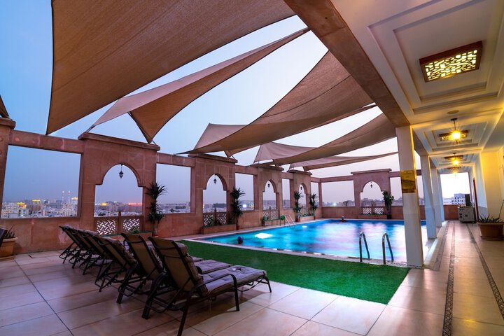 Pool 44 of 75