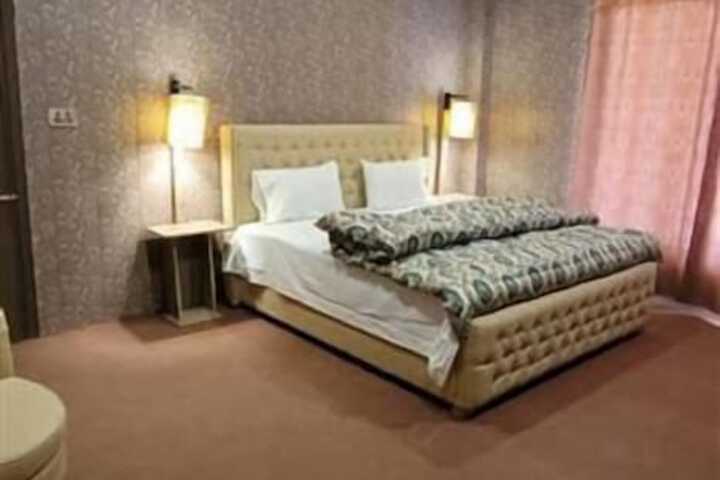 Room 6 of 10