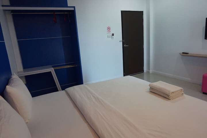 Room 9 of 28