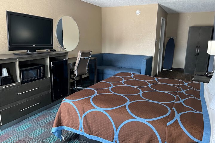 1 King Bed (6 of 7)