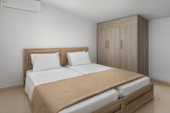 Room 8 of 33