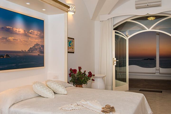 Room 4 of 221