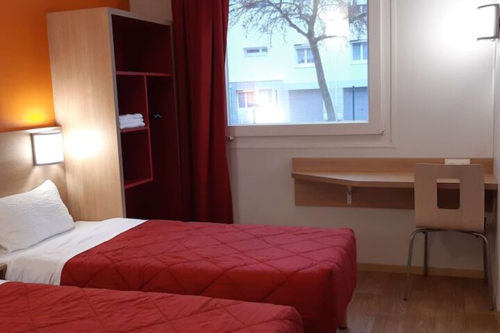 Room 32 of 73