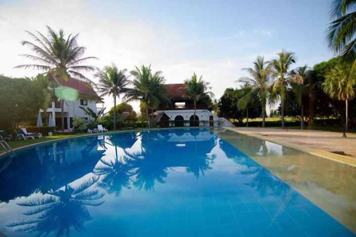 Hotel Pool