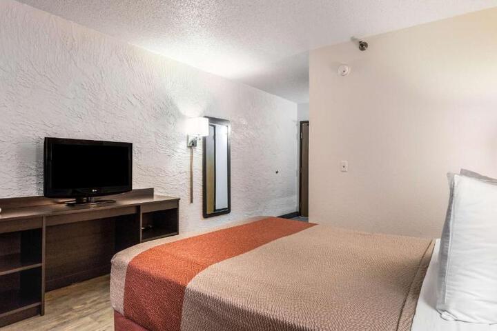 Standard Room, King or Two Doubles (1 of 5)