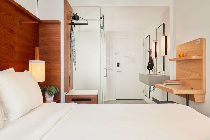 Room 40 of 143