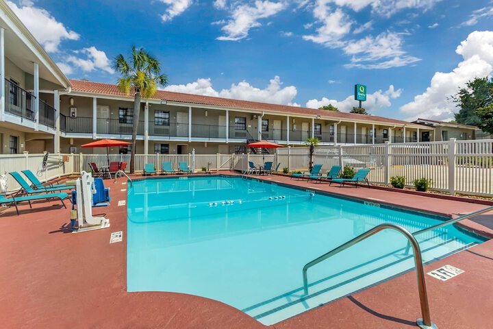 Hotel Pool