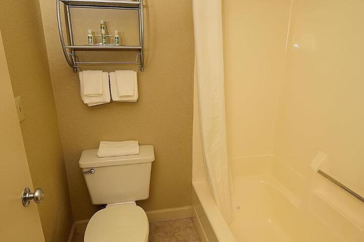 2 Queen Beds (5 of 8)