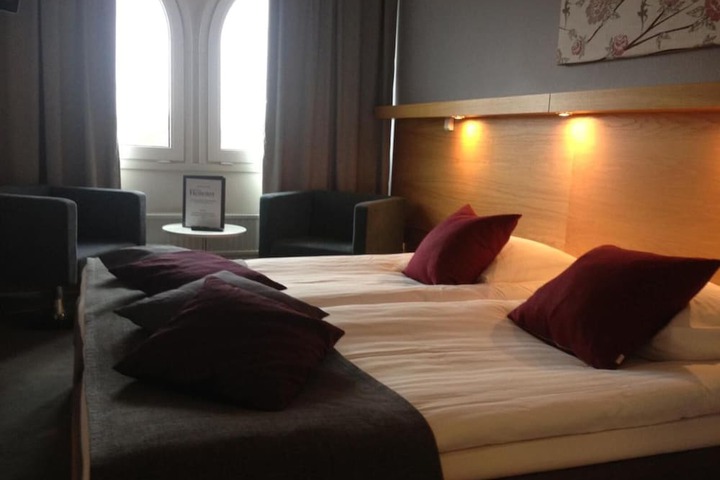 Room 25 of 38