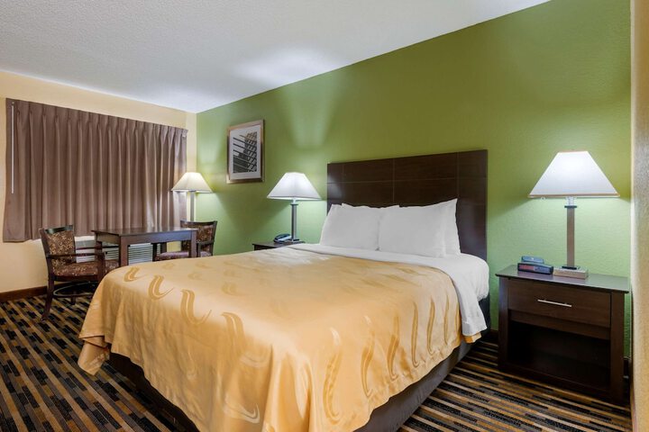 1 Queen Bed (13 of 13)