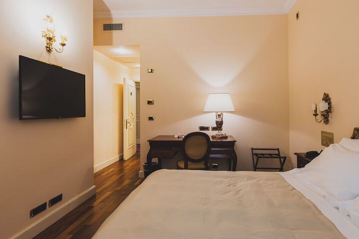Room 44 of 181