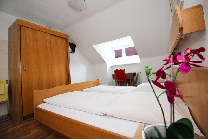 Room 27 of 62