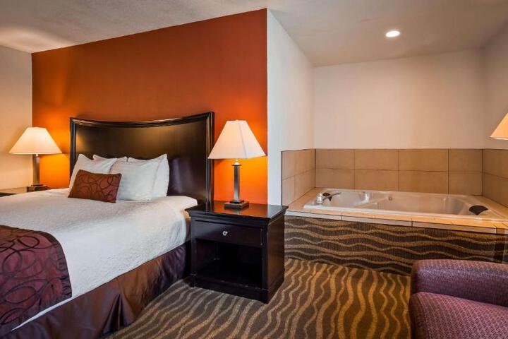 1 King Bed Microwave and Refrigerator Full Breakfast (10 of 10)