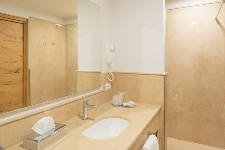 Room 52 of 121