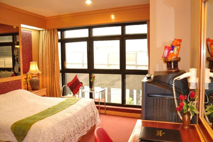 Room 8 of 37