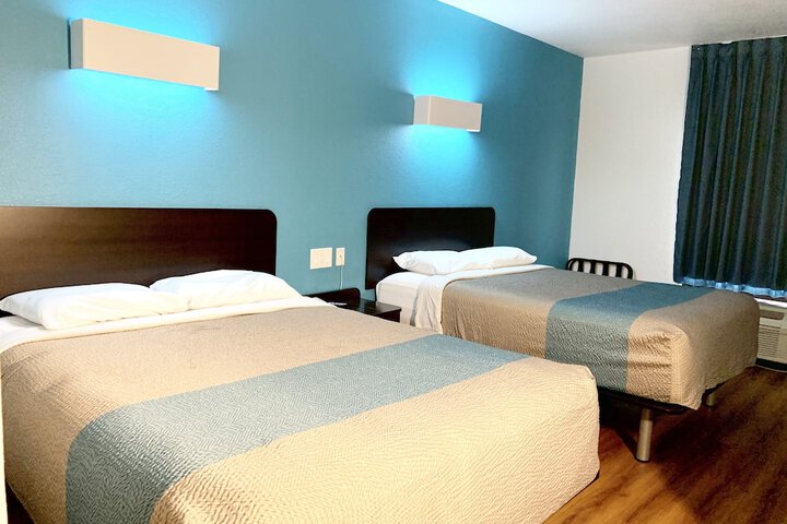 2 Queen Beds (7 of 14)