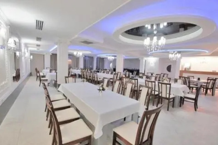 Dining 8 of 15