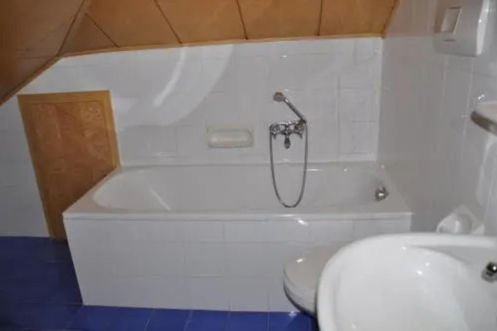 Room 6 of 13