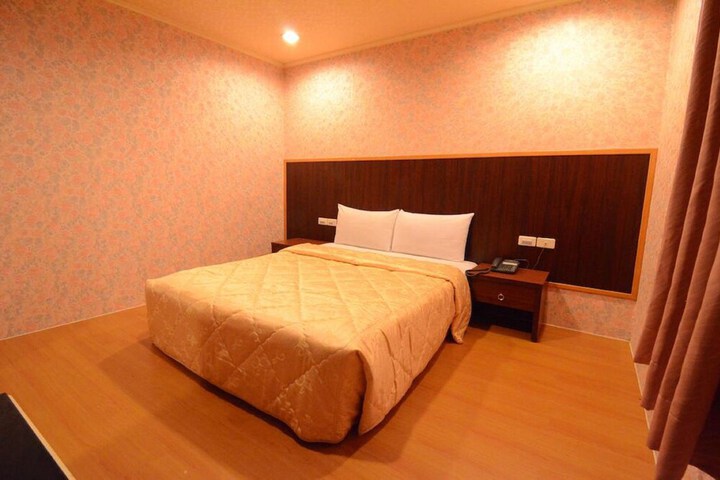 Room 6 of 18