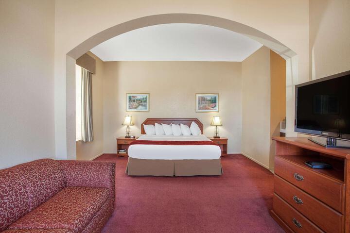 1 King Bed (5 of 8)