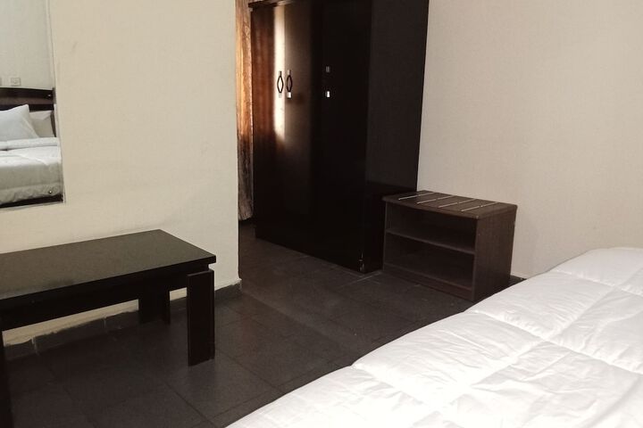 Room 25 of 39