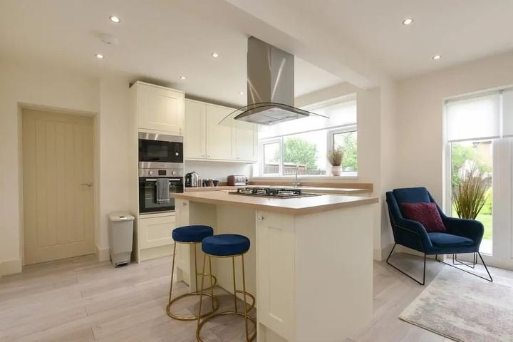 Wollaton House - Fabulous 5 bed house