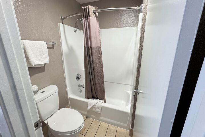 2 Queen Beds Refrigerator (9 of 10)