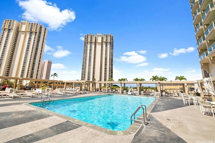 Photo of Ala Moana Condo by Zelloo Pool