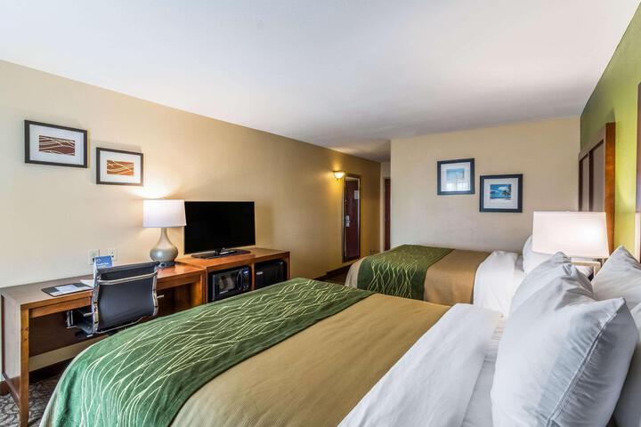 2 Queen Beds (2 of 9)