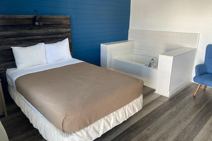 1 King Bed (4 of 6)