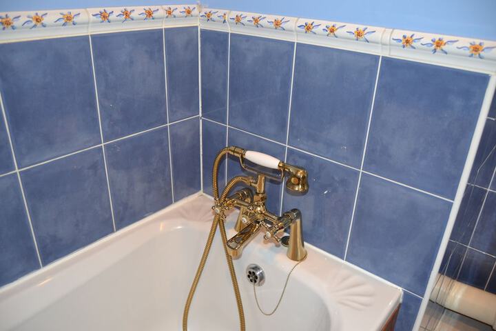 Deep soaking bathtub