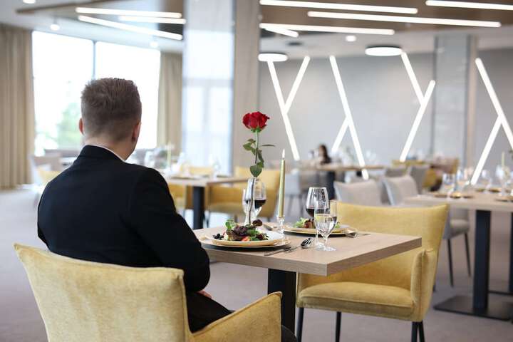 Dining 30 of 48