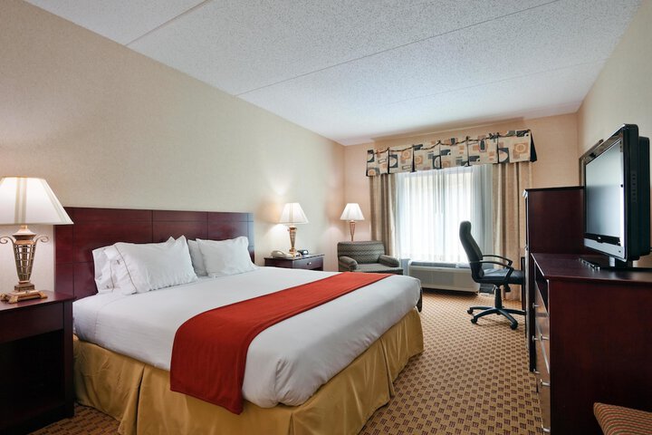 1 King Bed (2 of 9)