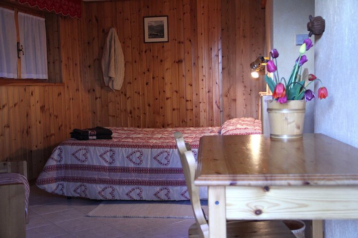 Room 4 of 8