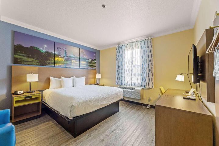 1 King Bed (2 of 20)