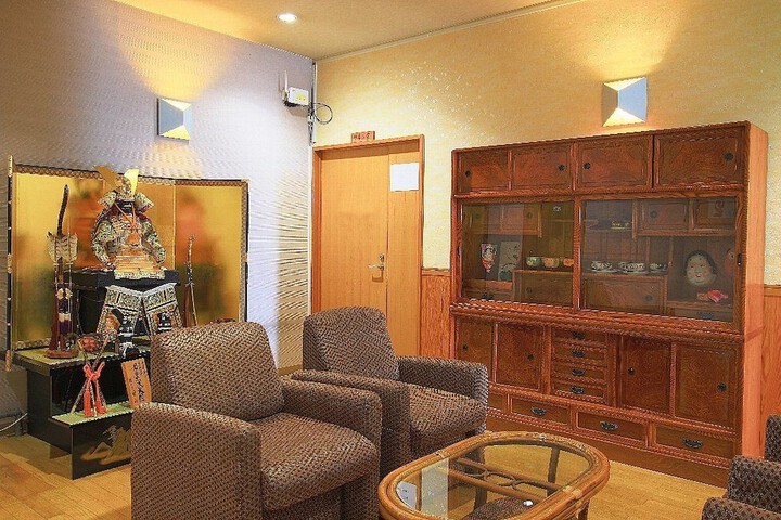Lounge 18 of 27