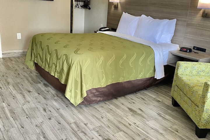 1 Queen Bed Accessible (7 of 16)