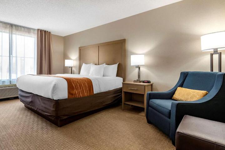 1 King Bed (2 of 15)
