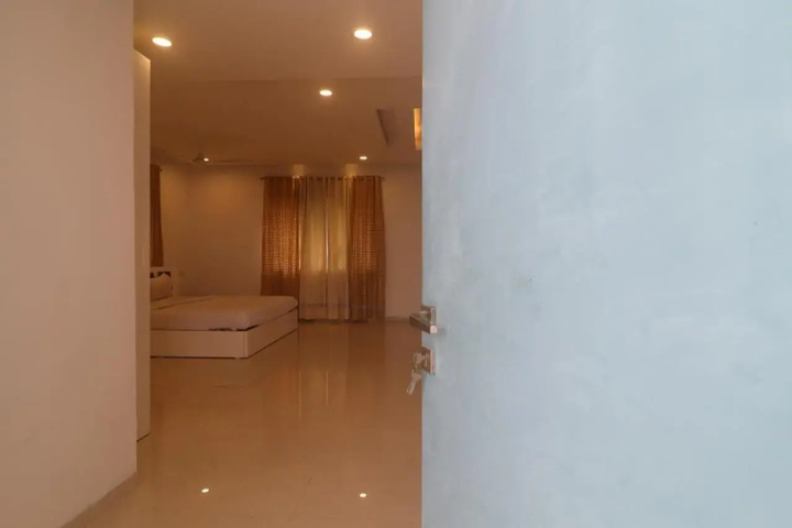 Room 8 of 13