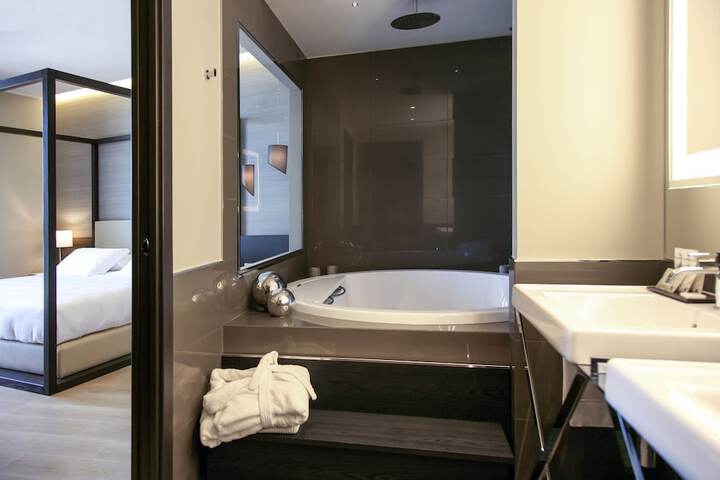 Room 47 of 105