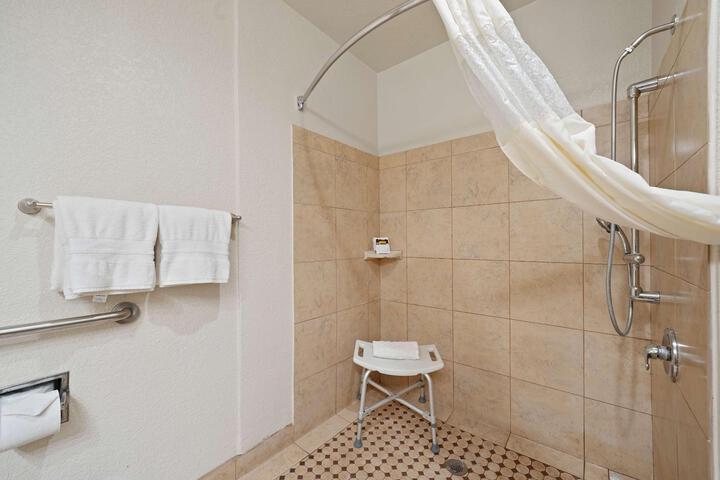 2 Queen Beds High Speed Internet Accessible Microwave and Refrigerator Safe Full Breakf (22 of 34)