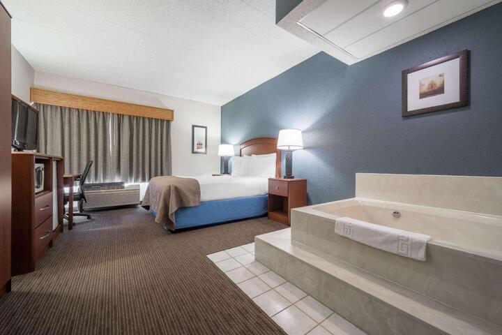 1 Queen Bed Mobility Accessible East Building 1st Floor (18 of 19)