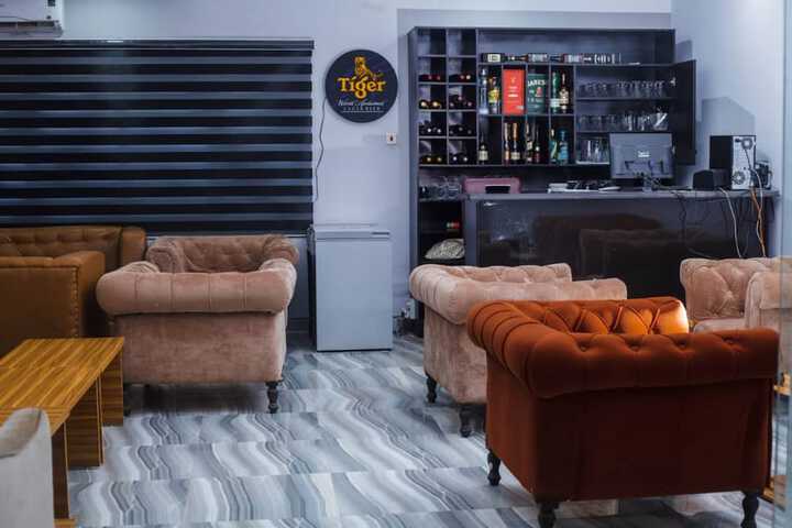 Lounge 29 of 33
