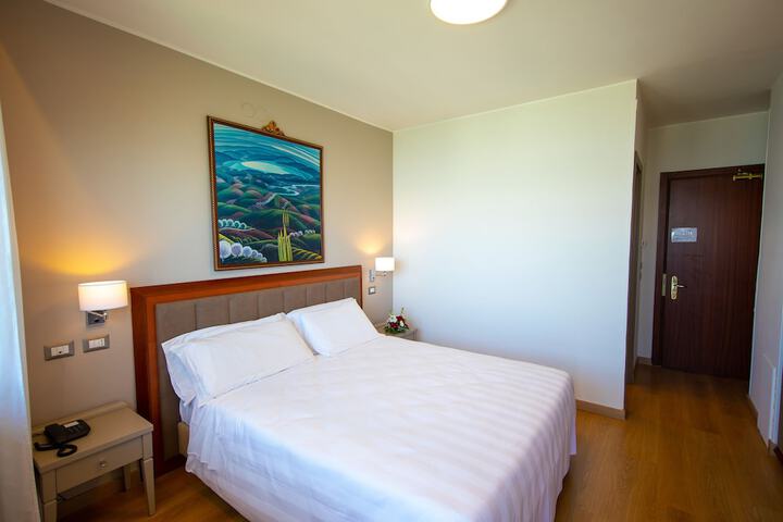 Room 4 of 37