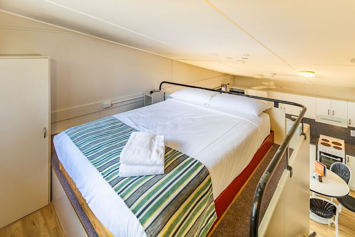 Room 42 of 213
