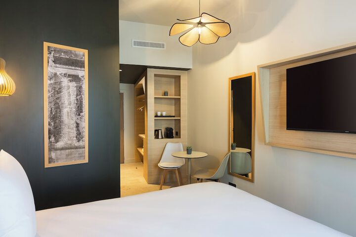 Room 4 of 9
