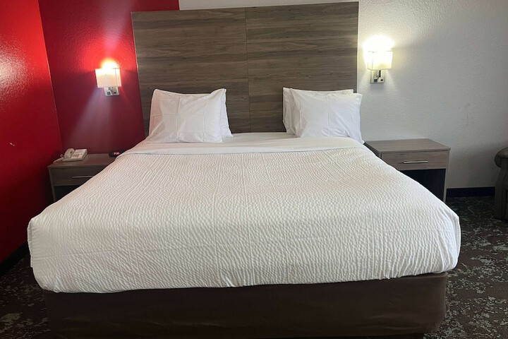 1 King Bed Premier Room (2 of 25)