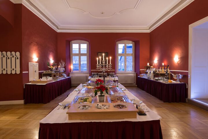 Dining 31 of 42