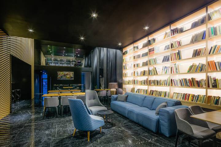 Lounge 42 of 48